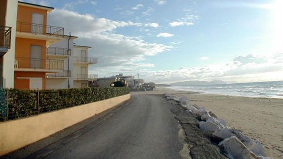 Il tratto di spiaggia in via del Tirreno dove insisteva il Bayahibe