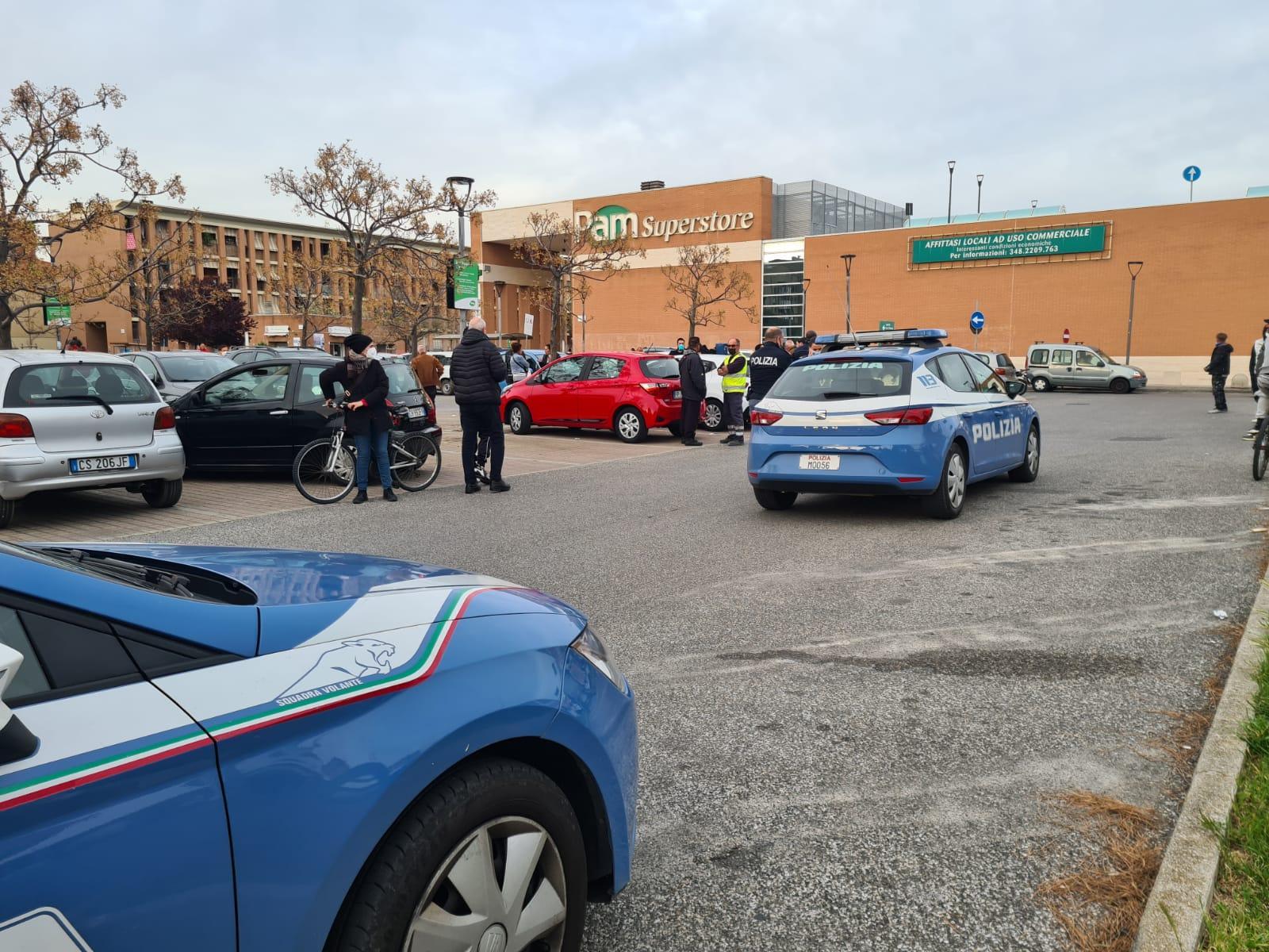 Due volanti della polizia alla Pam di piazza Saragat (foto Daniele Stefanini/Silvi)