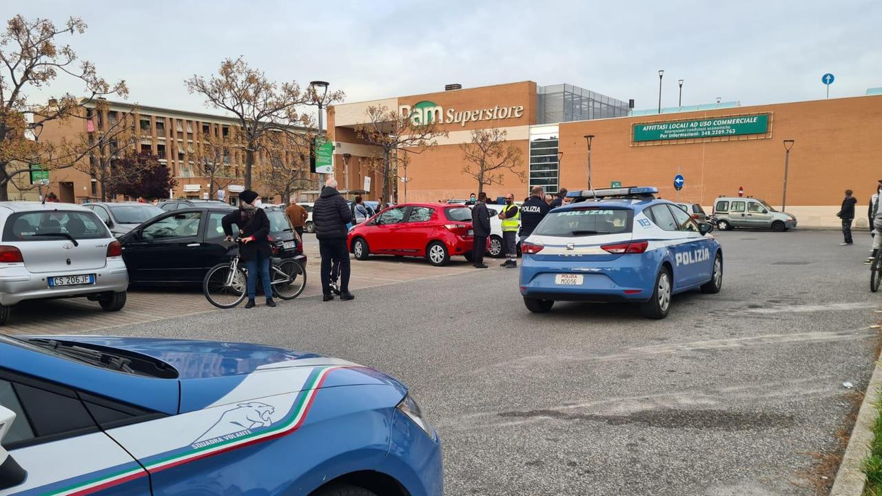 Due volanti della polizia alla Pam di piazza Saragat (foto Daniele Stefanini/Silvi)