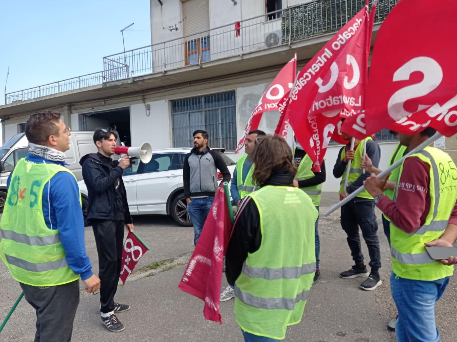 Il presidio davanti alla confezione di via Carcerina