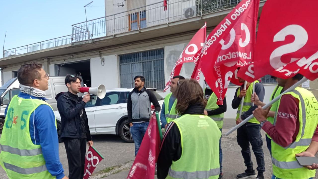 Il presidio davanti alla confezione di via Carcerina