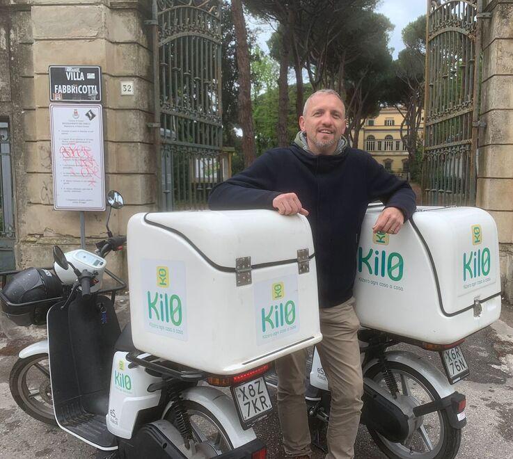 Sei fattorini assunti e scooter green: da Livorno la sfida ai big delle consegne a domicilio 