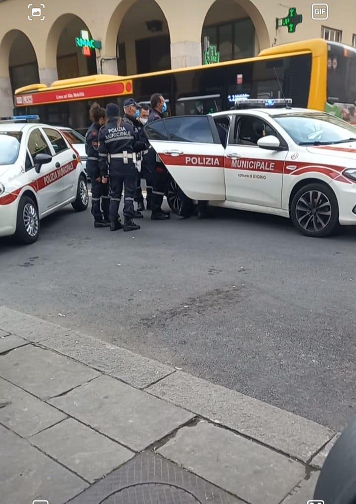 Rimane coinvolto in un incidente e fugge, fermato dalla municipale