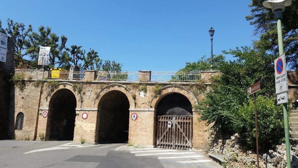 La zona di via della Vecchia, a Siena: qui avvenivano le violenze registrate e diffuse sui social network