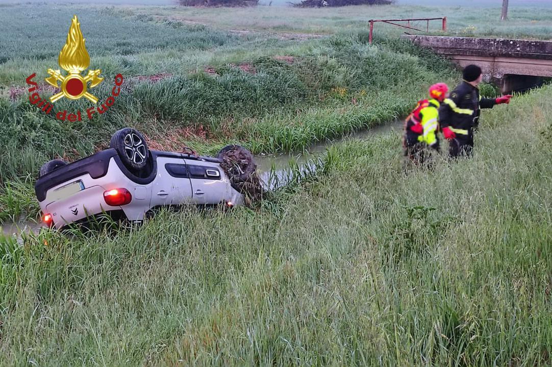 Mirandola, incidente all'alba con l'auto nel canale, resta ferita