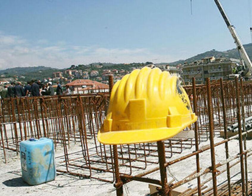 Tanti cantieri sono fermi in attesa di risposte (FOTO D’ARCHIVIO)