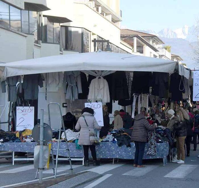 Nuova collocazione al mercato, soddisfazione degli ambulanti 