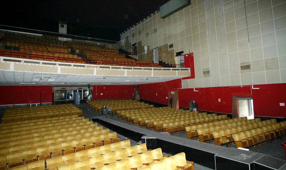 L'interno dell'ex cinema a luci rosse di Fucecchio