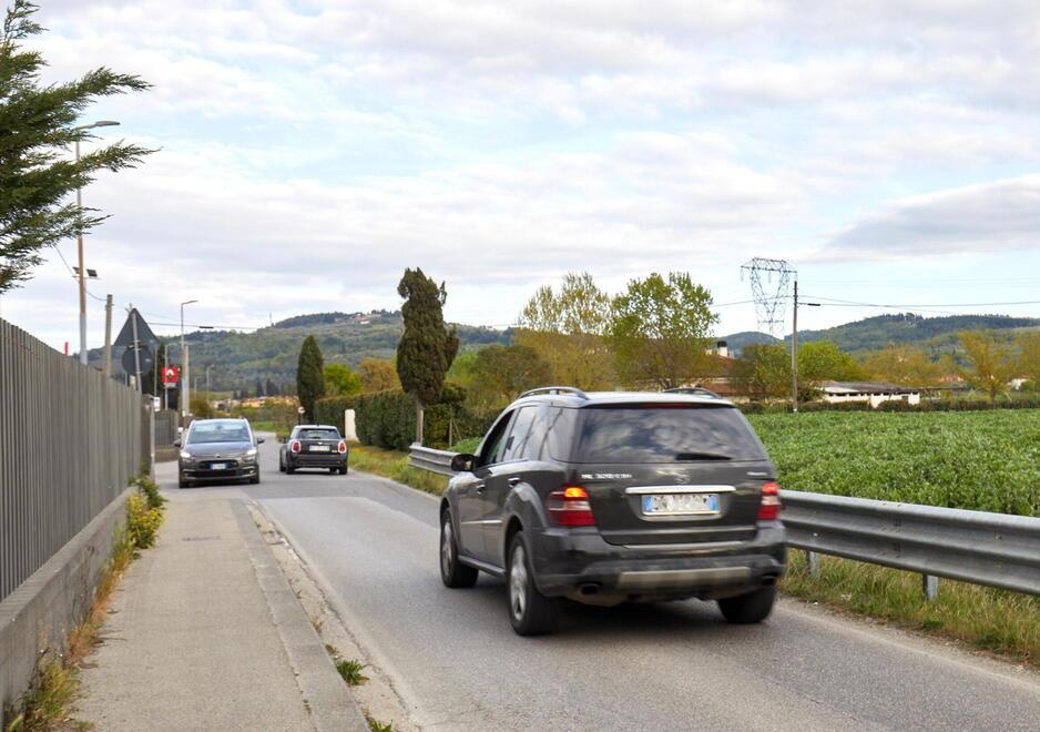 Un tratto di via Viaccia, dove si restringe la carreggiata e a malapena ci passano due auto (Foto Autovino)
