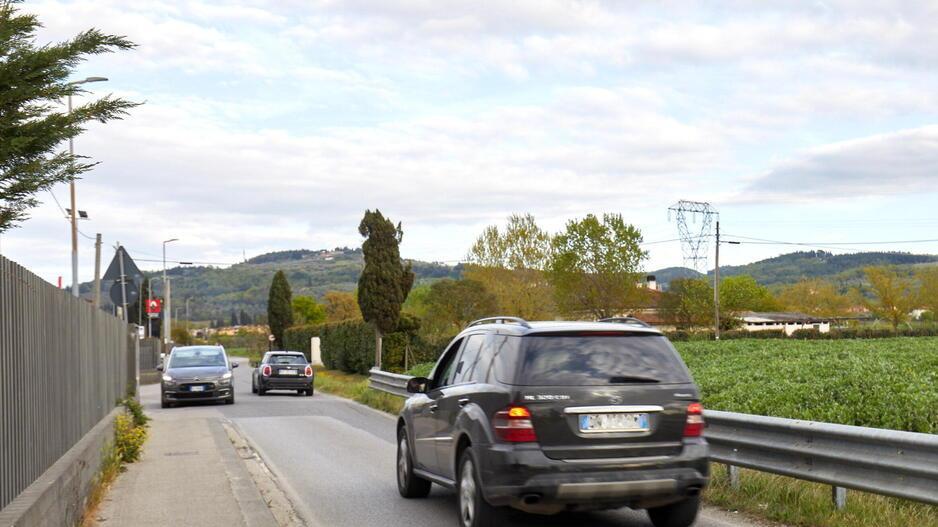 Un tratto di via Viaccia, dove si restringe la carreggiata e a malapena ci passano due auto (Foto Autovino)