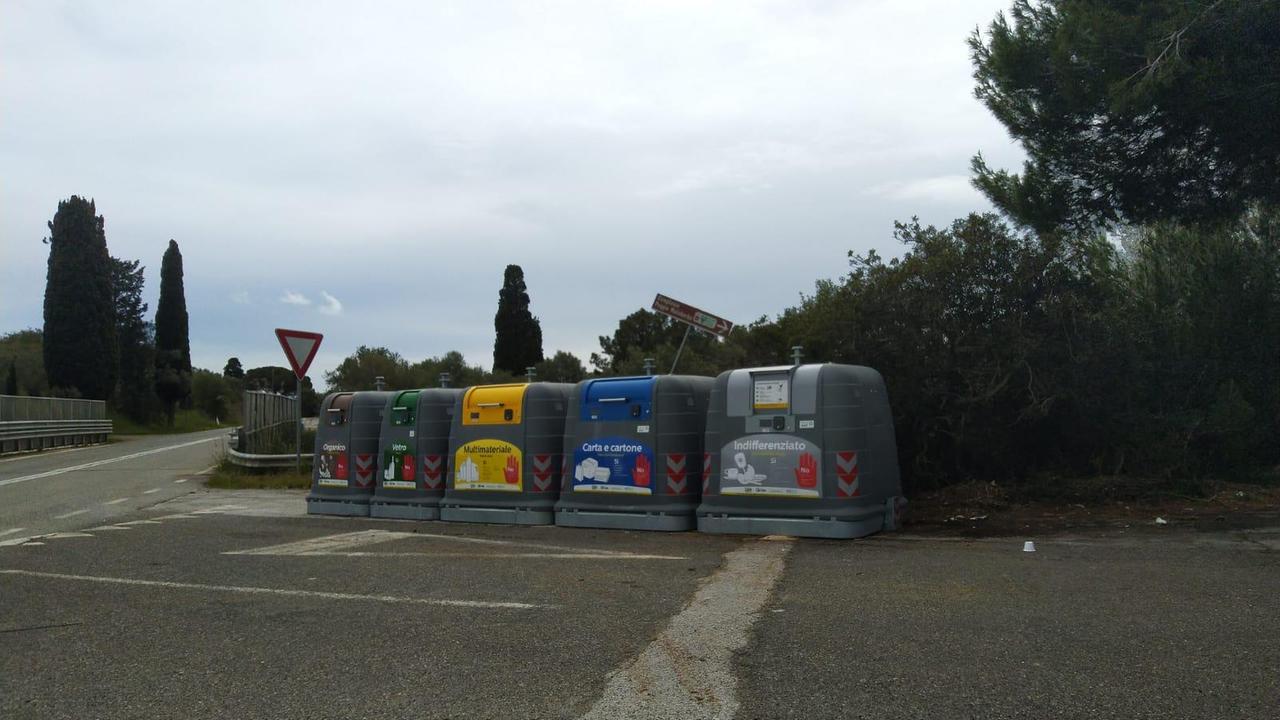 I cassonetti in zona Malabarba dove i residenti devono gettare i rifiuti