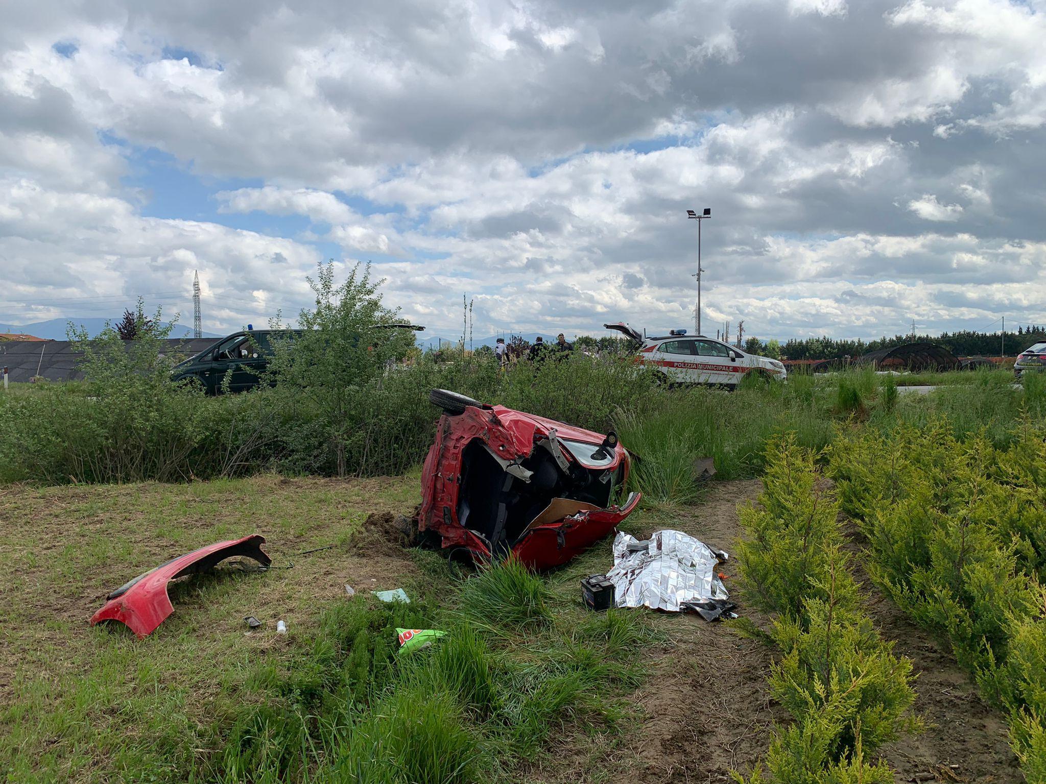 L'auto distrutta finita fuoristrada dalla variante di Bonelle