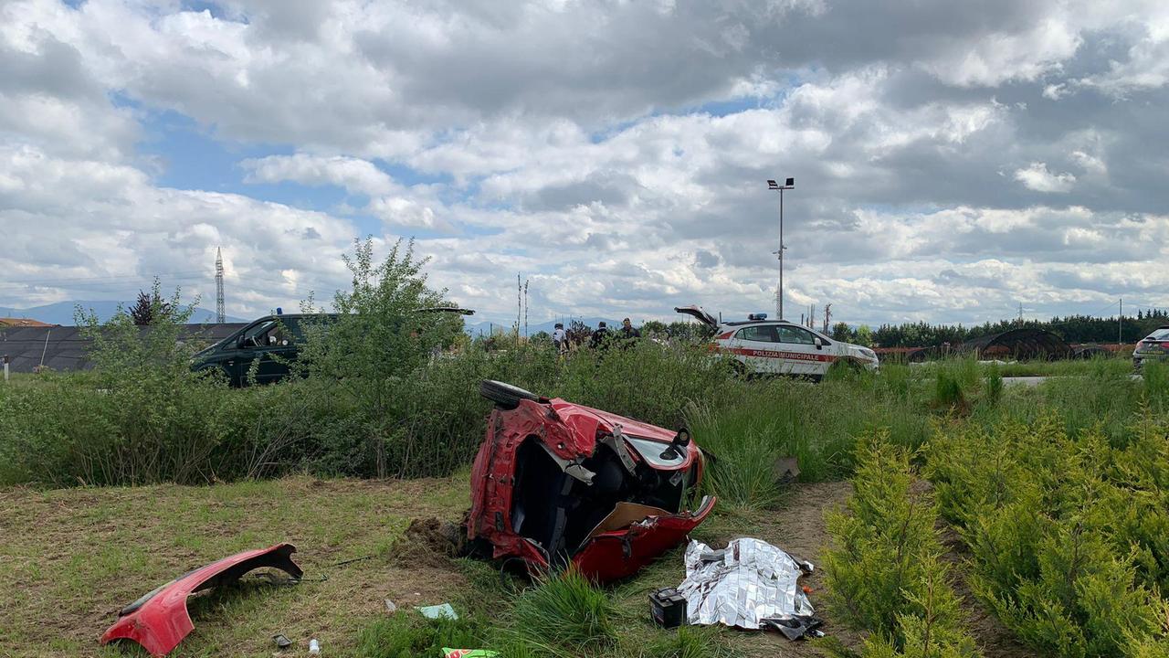 L'auto distrutta finita fuoristrada dalla variante di Bonelle