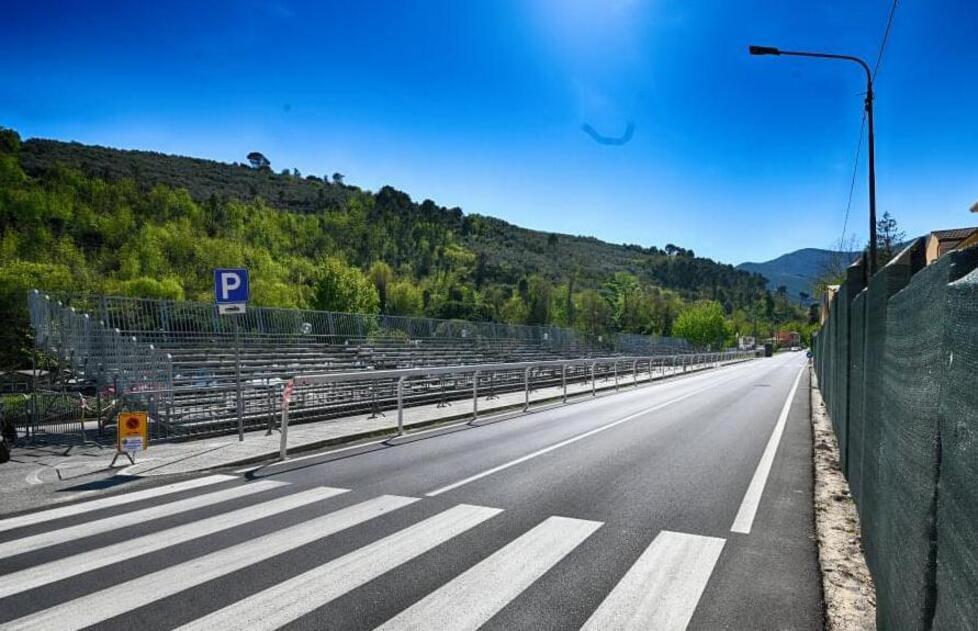 Le tribune allestite sulla Provinciale (FOTO ASSOCIAZIONE FOTOGRAFICALA TORRE)