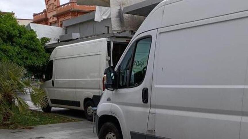 Alcuni furgoni degli ambulanti parcheggiati sul lastricato della Passeggiata