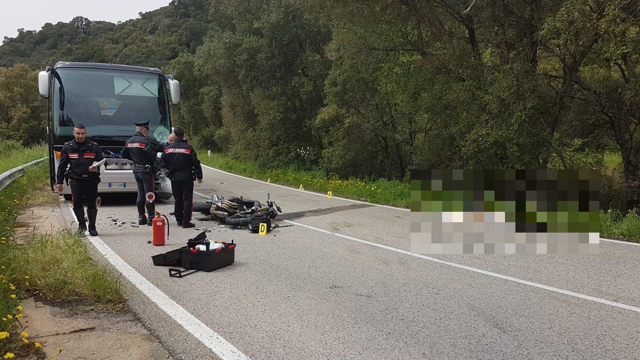 Incidente mortale a Luras, motociclista si schianta contro un pullman