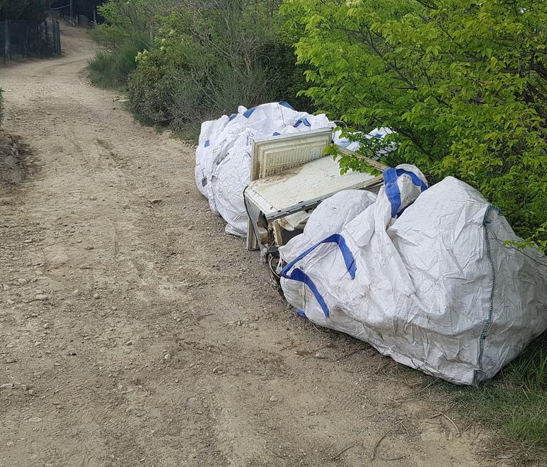 Rifiuti accatastati nell’area del Torrino
