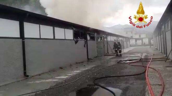 Fiamme in un deposito di mobili a Capannori 