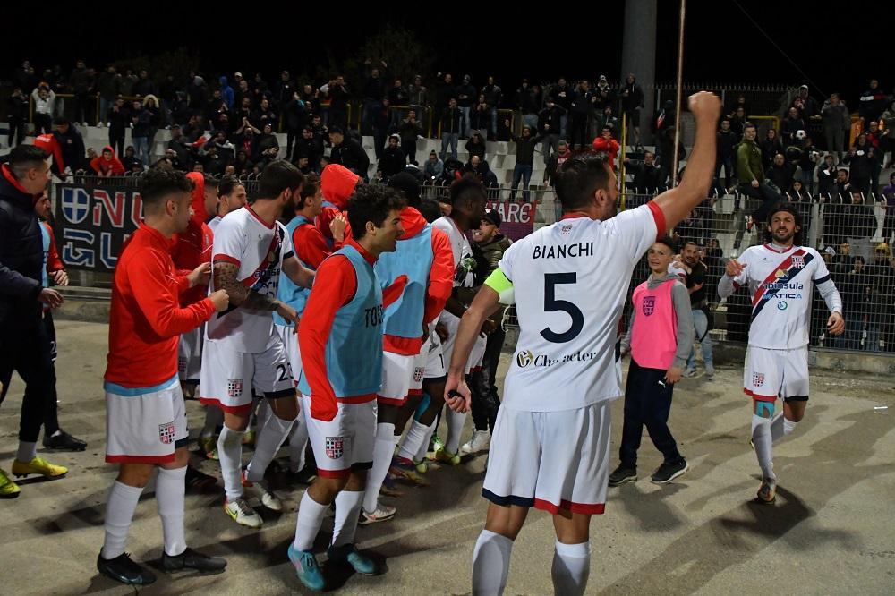 I giocatori della Torres fanno festa a fine gara contro lo Scandicci