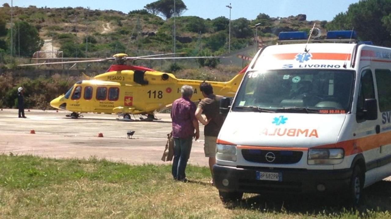 L'elisoccorso a Capraia con un'ambulanza Svs