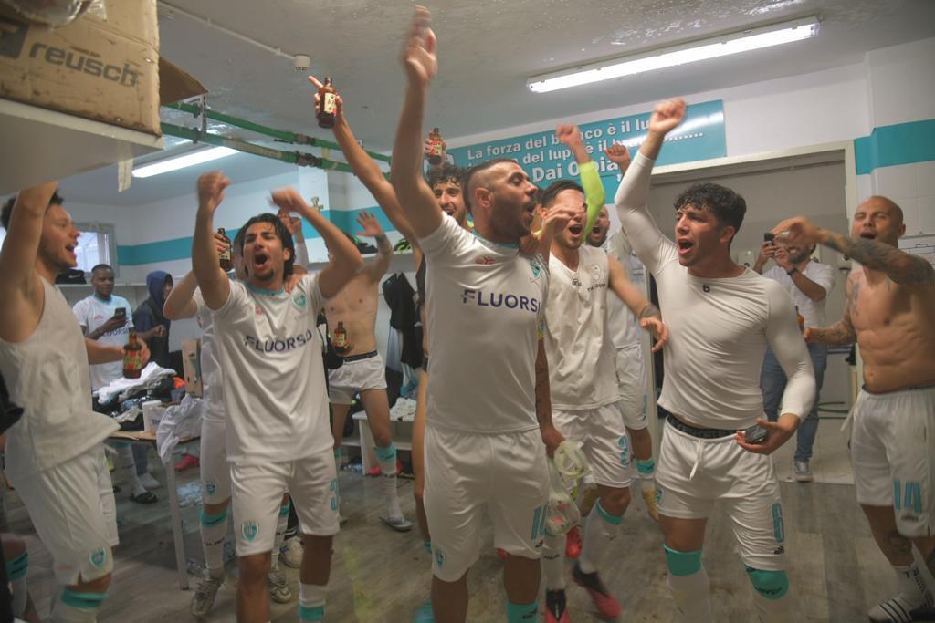 I giocatori dell'Olbia esultano per la vittoria che li porta nei play off (foto Vanna Sanna)