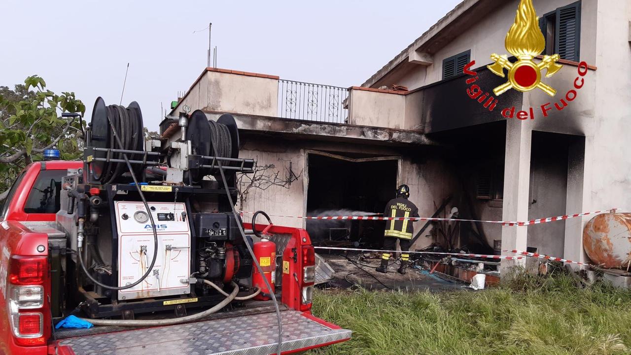 Incendio a Cardedu, inagibile parte dell'edificio bruciato
