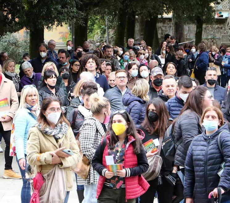 Tutti in fila per il Gabba-day, la pioggia non ferma i fans: «Non potevamo mancare» 