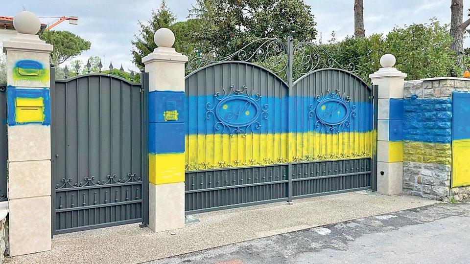 Il cancello dipinto con la vernice a richiamare la bandiera ucraina