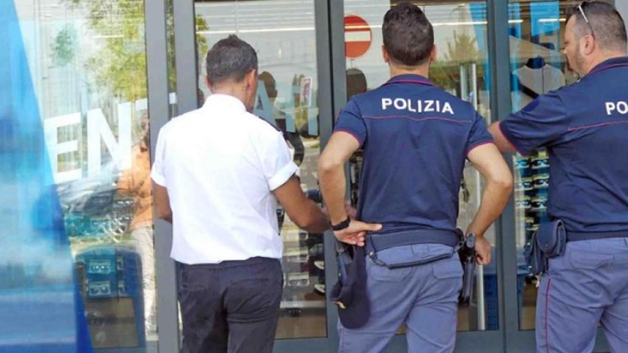 La polizia da Decathlon