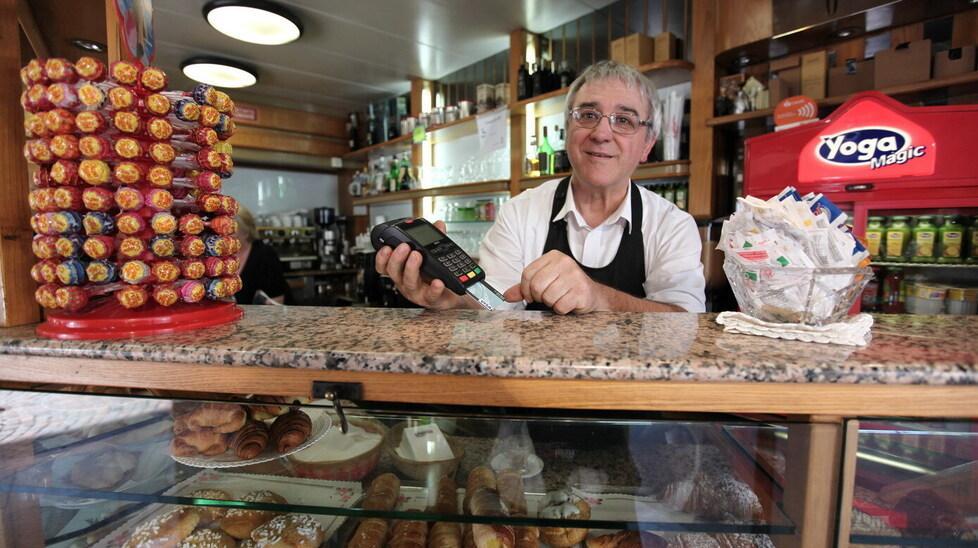 Pos obbligatorio, le reazioni a Prato: «Per noi baristi va bene ma le commissioni vanno abbassate» 