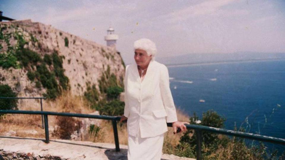 Susanna Agnelli di fronte al mare di Monte Argentario