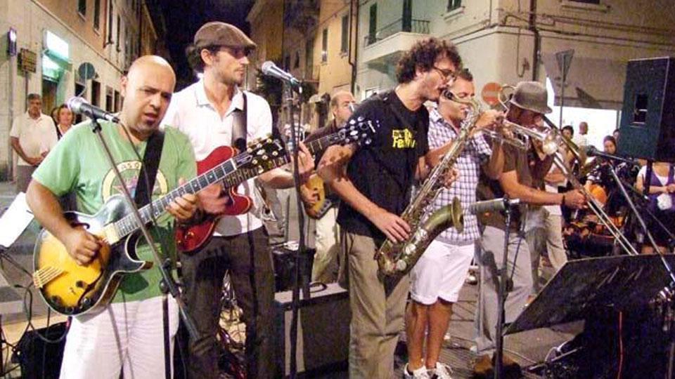 Nelle foto due band musicali suonano all’aperto (foto di Paolo Barlettani)