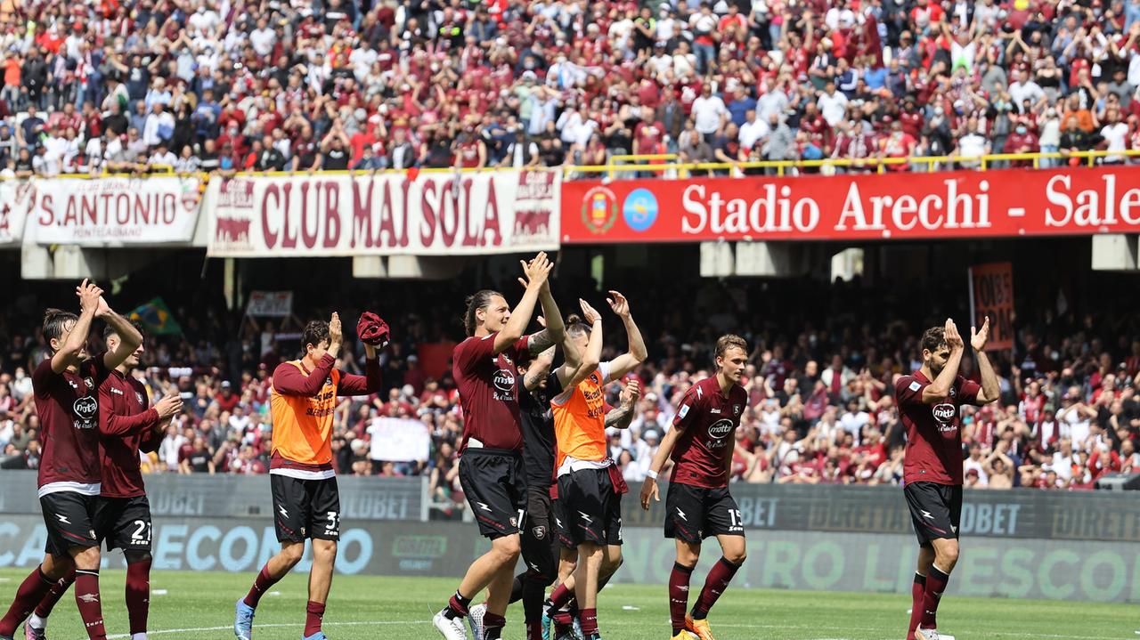 La festa allo stadio Arechi di Salerno (foto Alessandro Garofalo / LaPresse)
