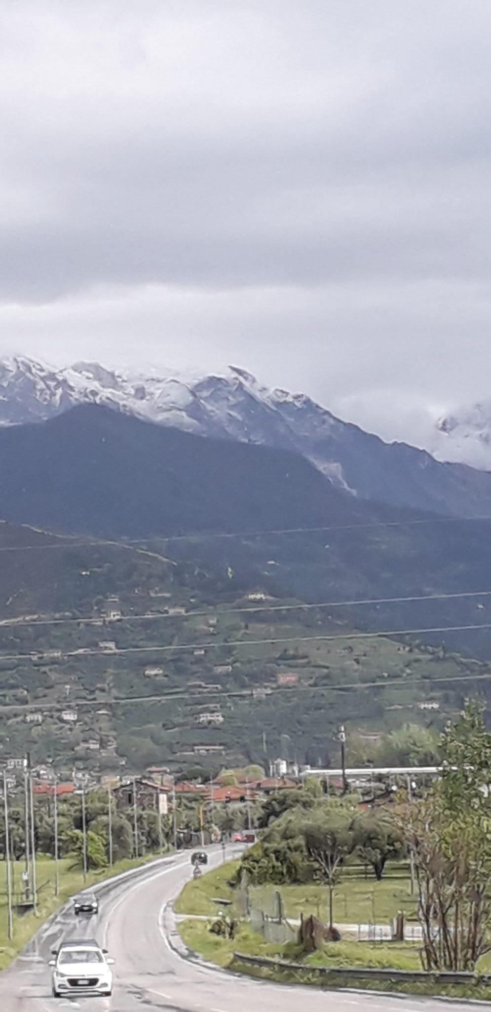 Neve sulla Pania, dalla costa versiliese ecco la foto della montagna imbiancata 