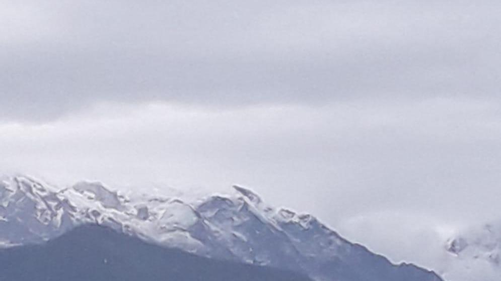 Neve sulla Pania, dalla costa versiliese ecco la foto della montagna imbiancata