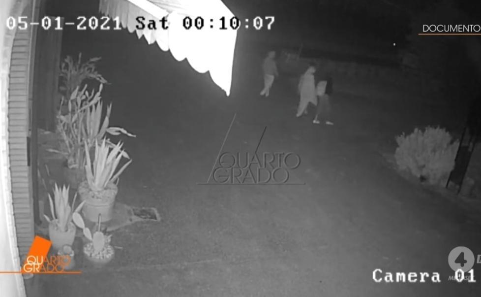 Un frame del video trasmesso da Quarto Grado: con lo zaino Saman accanto alla madre e al padre