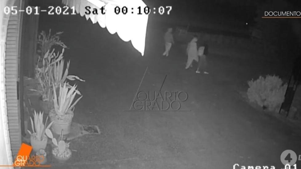 Un frame del video trasmesso da Quarto Grado: con lo zaino Saman accanto alla madre e al padre