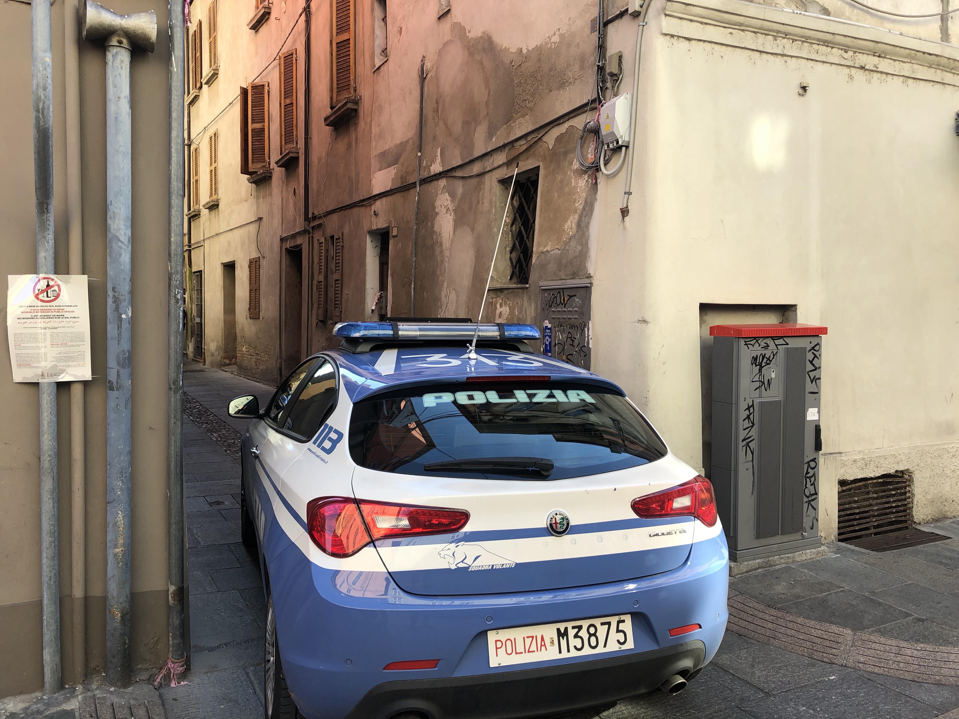Reggio Emilia, in arrivo ordinanze anti-alcol per combattere il degrado in via Roma