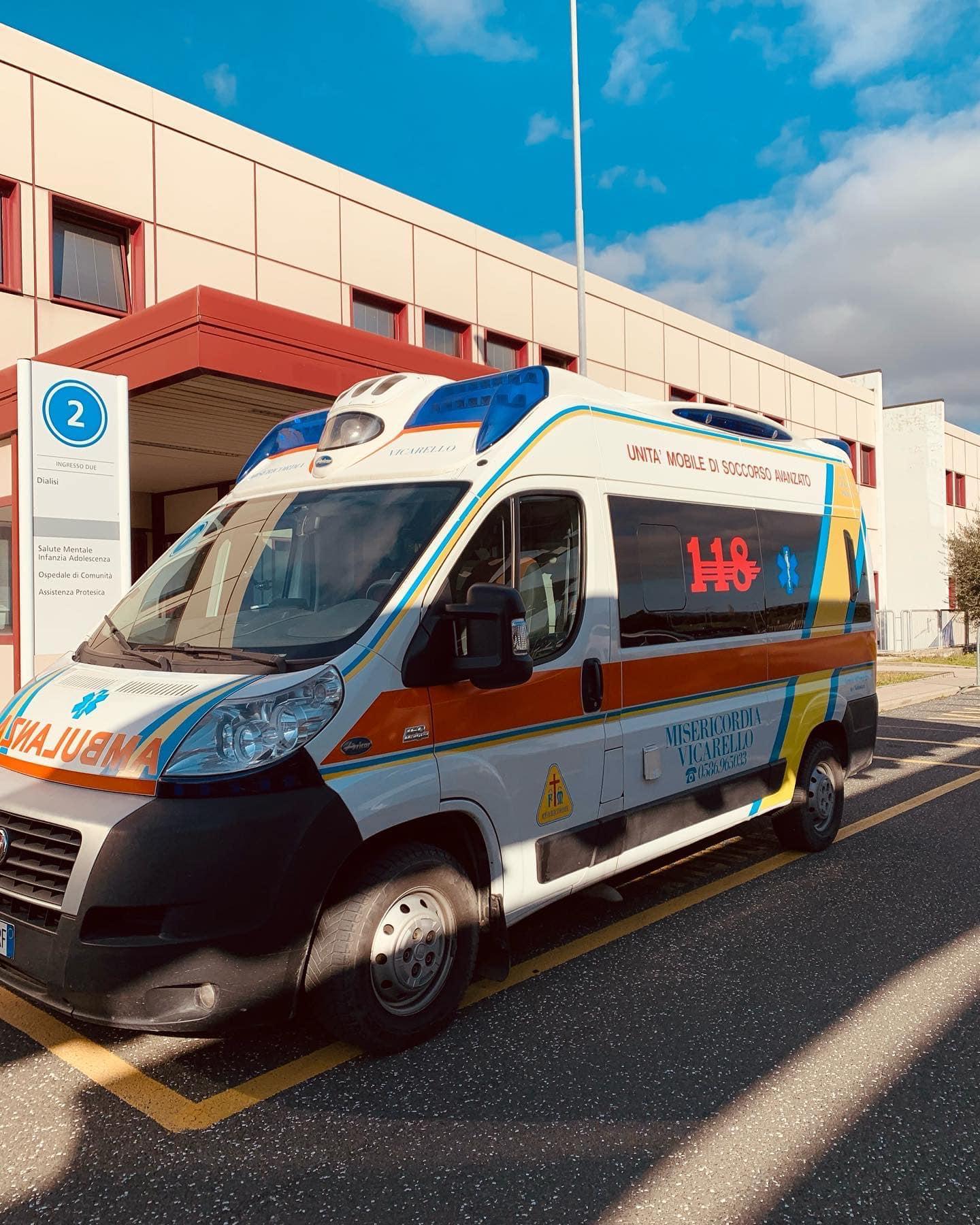 Un'ambulanza della Misericordia di Vicarello (foto d'archivio)