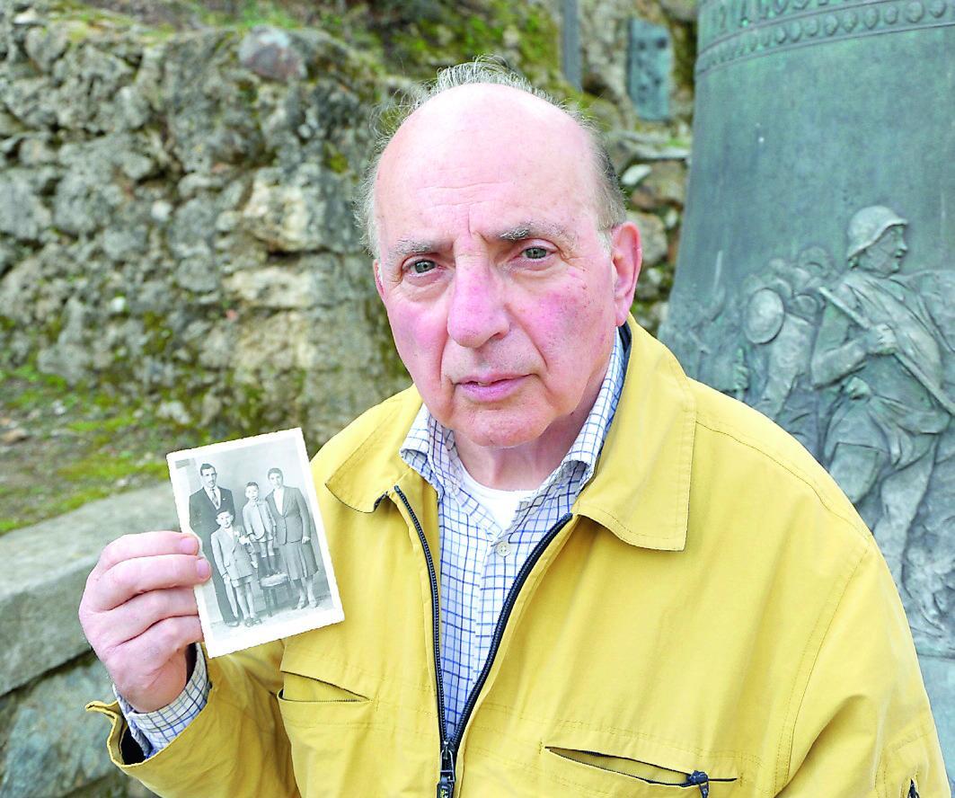 Enio Mancini, sopravvissuto alla strage di Sant’Anna di Stazzema, con la foto della famiglia