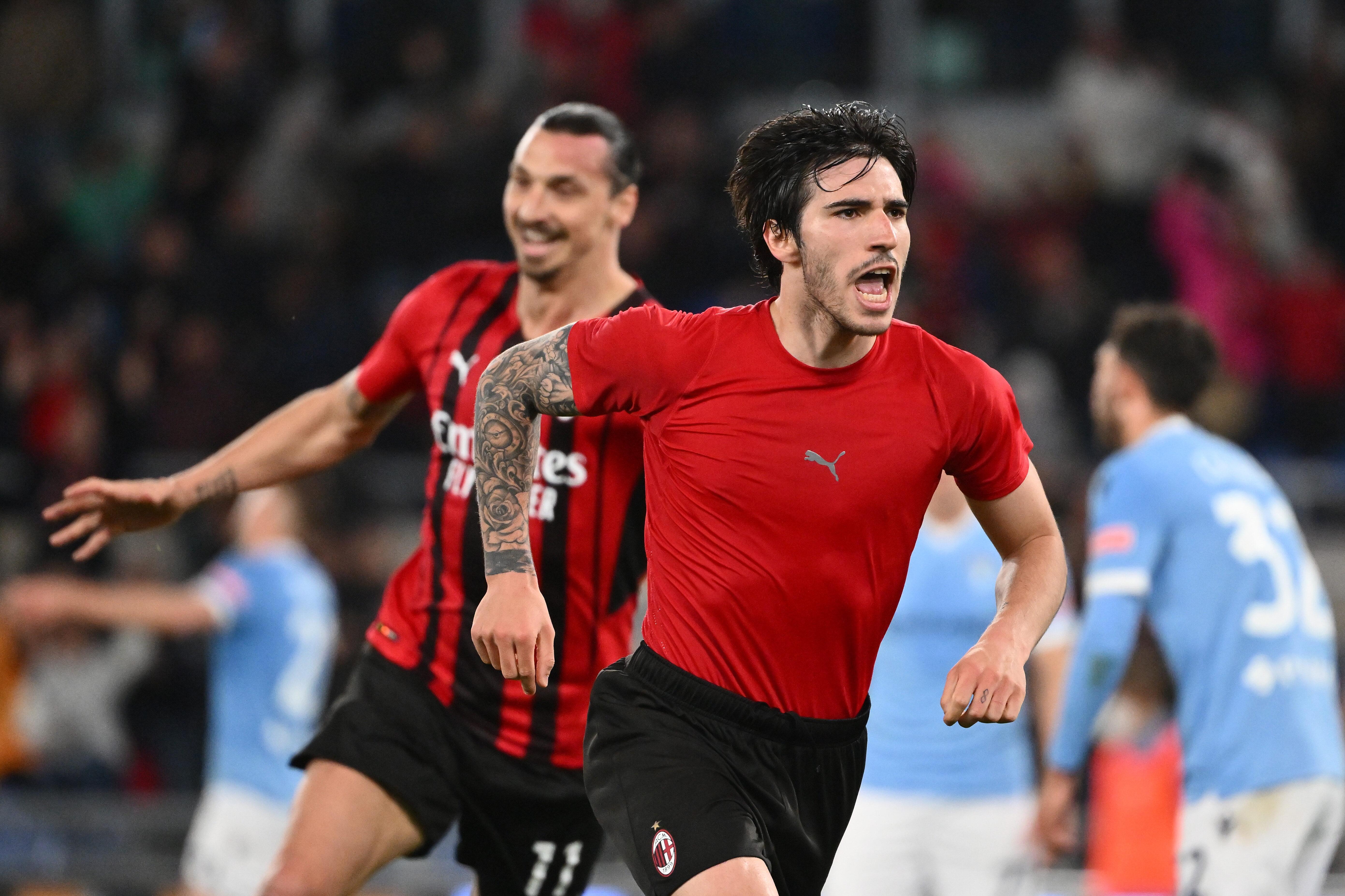 Sandro Tonali esulta dopo il gol del 2-1 del Milan in casa della Lazio; alle sue spalle Ibra, l'uomo assist (Foto Alfredo Falcone/LaPresse)