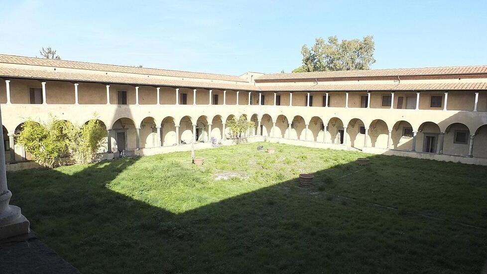 ll complesso, fondato nel 1324 su un preesistente edificio del XIII secolo, è affidato ai frati minori, mentre il grande chiostro venne adibito, negli ultimi anni del Novecento, a struttura ricettiva