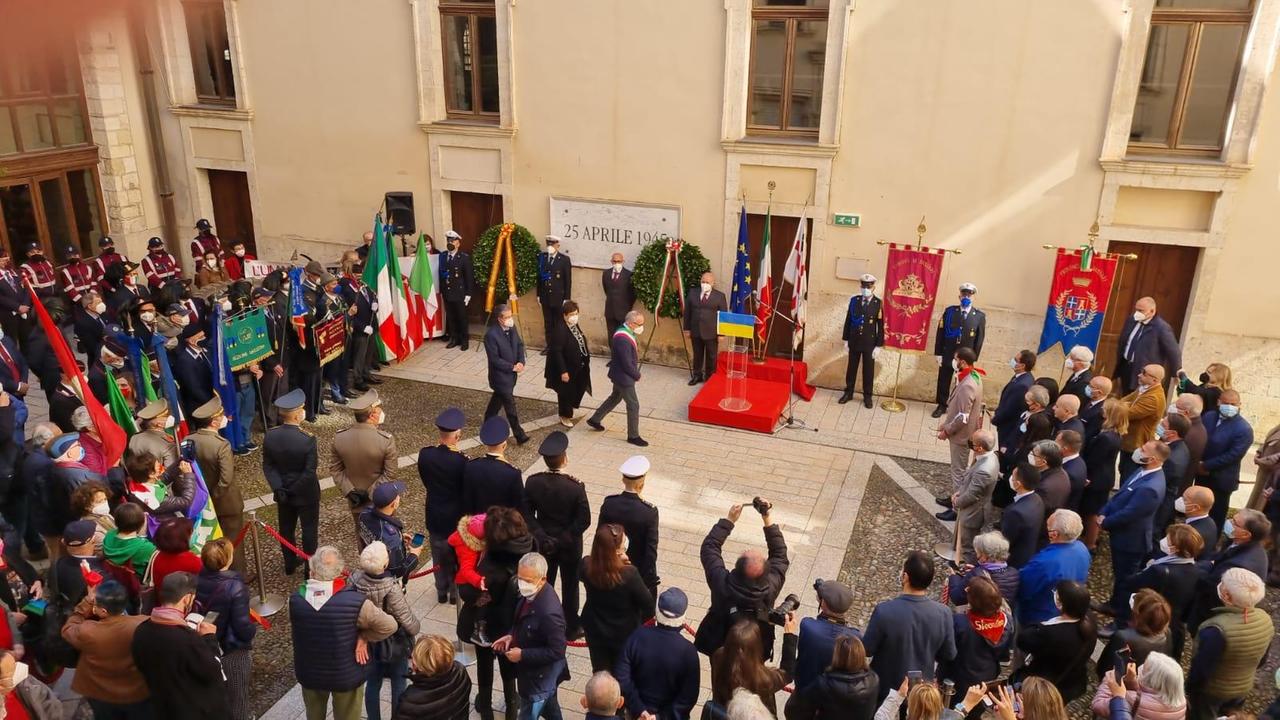 La celebrazione per il 25 Aprile davanti a Palazzo Ducale a Sassari (foto Mauro Chessa)