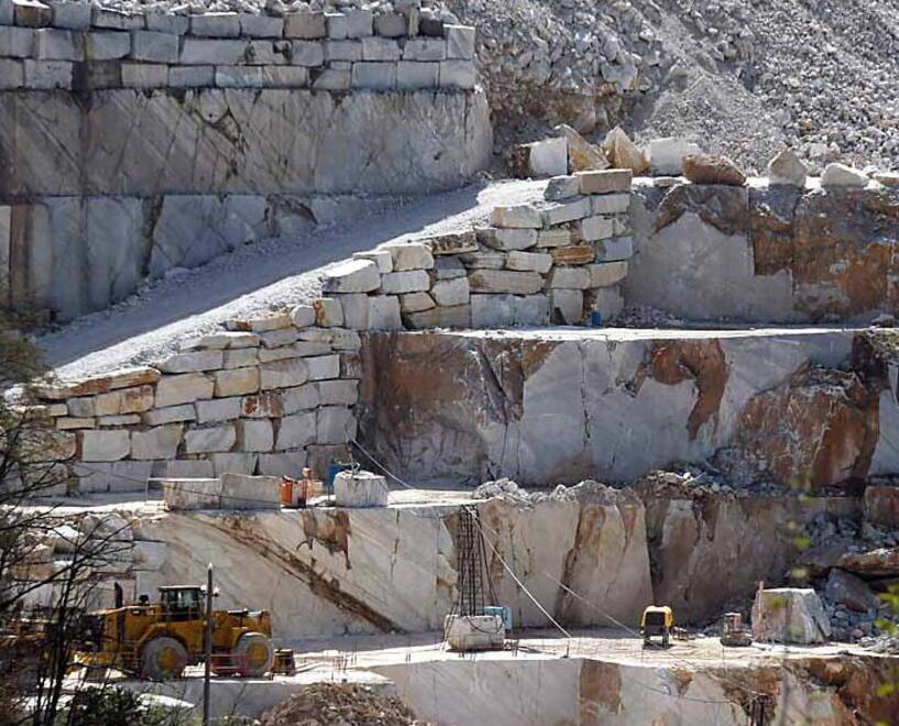 Uno scorcio delle cave delle Apuane (foto archivio)