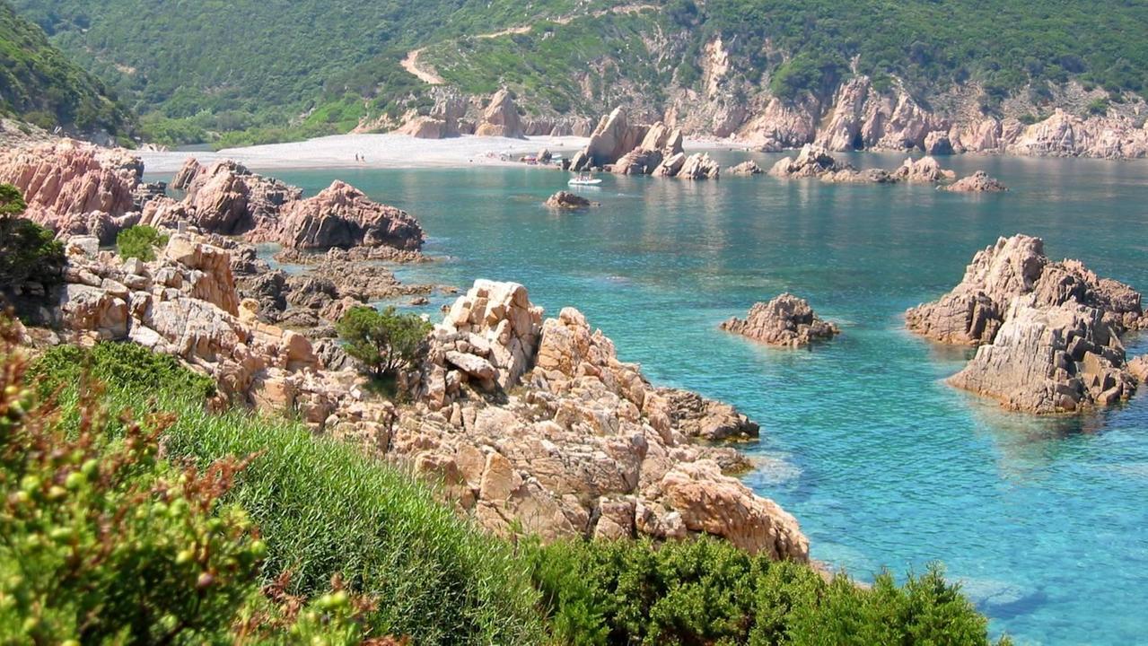 Trinità d'Agultu, precipita sugli scogli lungo il sentiero per Tinnari: grave un 30enne di Uras