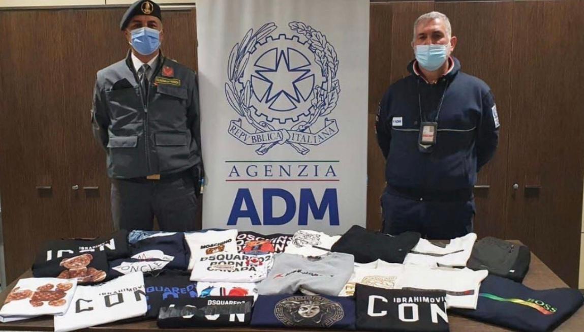 Funzionari dell'agenzia delle dogane con la merce sequestrata