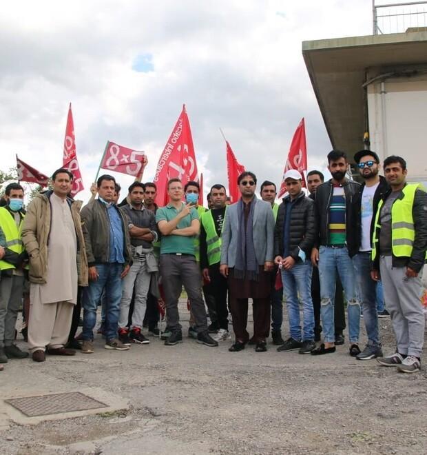 Il presidio dopo il licenziamento dei lavoratori