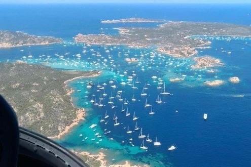 Panoramica dall'alto dell'arcipelago della Maddalena durante il periodo estivo