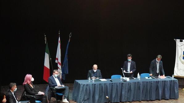 La prima seduta del consiglio comunale di Cascina al teatro