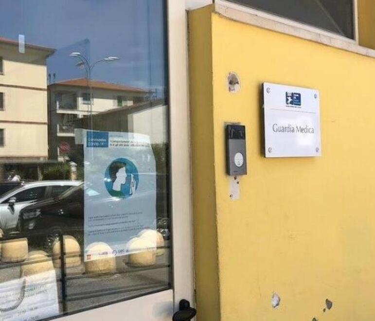 L’ingresso della guardia medica in via Garibaldi